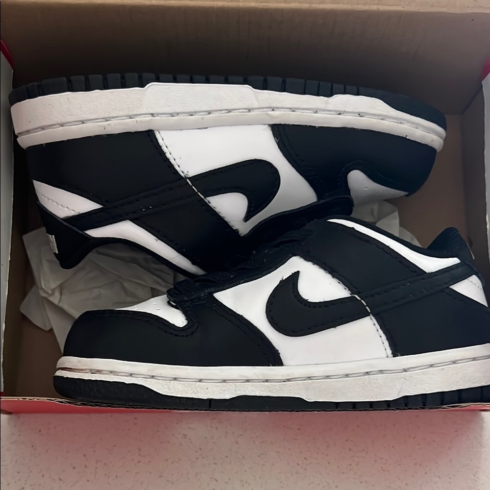 Nike Black and White Sneakers Classic Low-Top Design